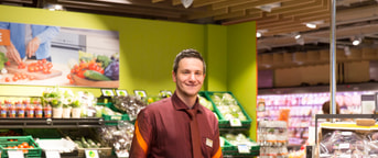 Mitarbeiter in der Gemüseabteilung Collaborateur au rayon Légumes